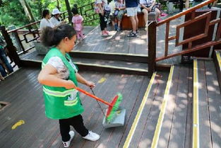 旅游旺季 堅守崗位 微笑服務(wù) 提供一流旅游服務(wù)